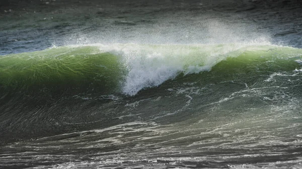 波は英国の海岸線の岩やビーチに衝突します — ストック写真