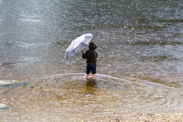 Een Jongen Heeft Een Paraplu Zich Tegen Regen Beschermen Rechtenvrije Stockafbeeldingen