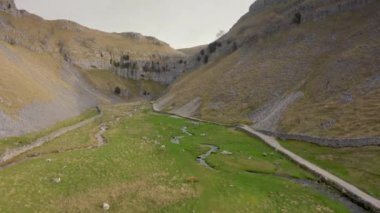 İnsansız hava aracı görüntüleri Gordale Scar, Malham, Kuzey Yorkshire, İngiltere 'nin 1,5 km kuzeydoğusundaki bir kireçtaşı vadisidir. İki şelale içeriyor ve 100 metre yüksekliğinde kireçtaşı kayalıkları var.