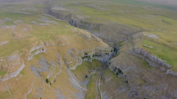 ドローン映像Gordale Scarはイギリスのノースヨークシャー州マラムの北東1マイルに位置する石灰岩の渓谷です 2つの滝があり 高さ100メートル以上の石灰岩の崖があります — ストック動画