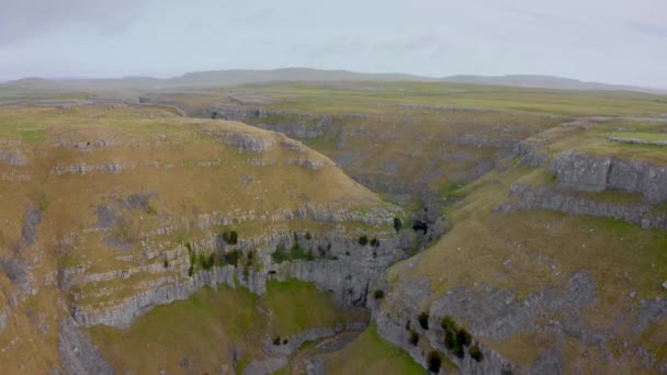 无人机镜头Gordale Scar Drone Footage Gordale Scar 是位于英格兰北约克郡Malham东北1英里处的石灰岩峡谷 岛上有两个瀑布 悬崖峭壁高达100多米 — 图库视频影像