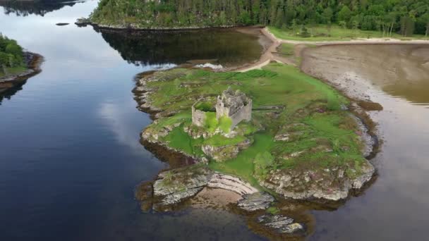 Aerial Drone Shot Castle Tioram Castelo Arruinado Que Fica Ilha — Vídeo de Stock