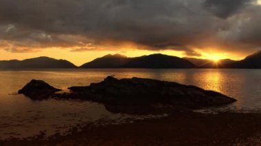 Kuzey Ballachulish, Fort William, İskoçya 'dan Linnhe Gölü üzerinde fırtınalı bir günbatımının insansız hava aracı görüntüleri..
