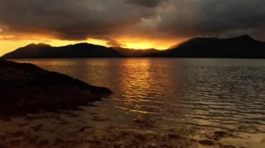 Kuzey Ballachulish, Fort William, İskoçya 'dan Linnhe Gölü üzerinde fırtınalı bir günbatımının insansız hava aracı görüntüleri..