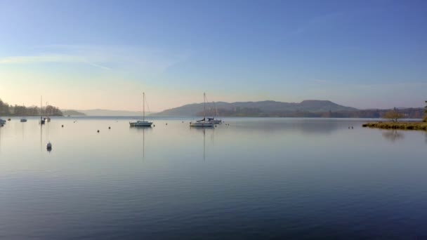 Drönare Bilder Segelbåtar Tidigt Morgonen Nära Bathray Bay Lake Windermere — Stockvideo