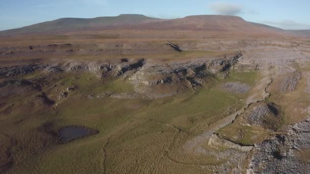 英国约克郡达莱斯国家公园英格尔堡下的石灰石路面的无人机画面 — 图库视频影像