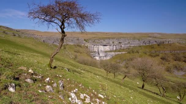 Zeitraffer Von Malham Cove Einer Großen Gebogenen Kalksteinformation Meilen Nördlich — Stockvideo