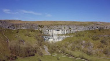 Malham Cove 'un insansız hava aracı görüntüleri. Kuzey Yorkshire' daki Malham köyünün 0.6 mil kuzeyinde büyük kıvrımlı bir kireç taşı oluşumu.