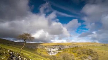  Malham Koyu 'nun zaman kayması. Kuzey Yorkshire' daki Malham köyünün 0.6 mil kuzeyinde büyük kıvrımlı bir kireç taşı oluşumu.