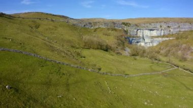 Malham Cove 'un insansız hava aracı görüntüleri. Kuzey Yorkshire' daki Malham köyünün 0.6 mil kuzeyinde büyük kıvrımlı bir kireç taşı oluşumu.
