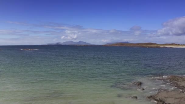 Imágenes Drones Olas Chocando Contra Rocas Portuairk Bay Escocia — Vídeos de Stock