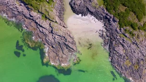 Images de drones de vagues chevauchant des rochers à Portuairk Bay, en Écosse 