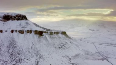 Penyghent, Yorkshire Dales Ulusal Parkı 'ndaki kar fırtınasının insansız hava aracı görüntüleri., 