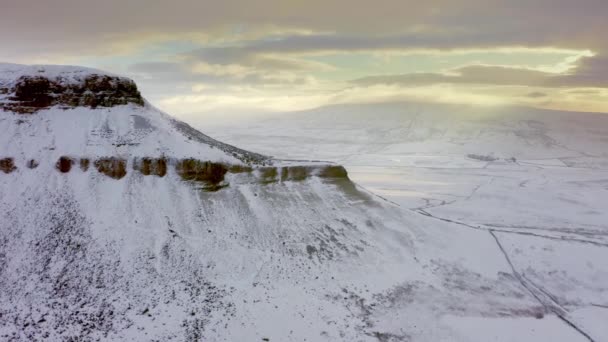 Imágenes Drones Penyghent Cubierto Nieve Parque Nacional Yorkshire Dales — Vídeo de stock