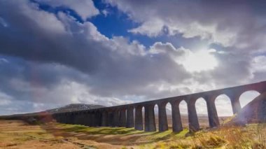 Ribblehead Viaduct, Yorkshire Dales Ulusal Parkı 'nda zaman aşımı.