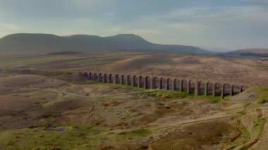 Ribblehead Viaduct, Yorkshire Dales Ulusal Parkı 'nın Aeriel görüntüleri.