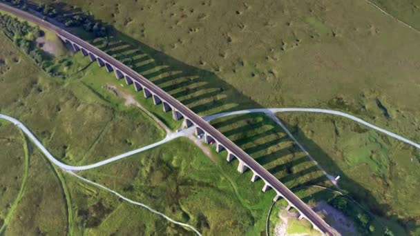 Imágenes Aeriel Del Icónico Viaducto Ribblehead Una Noche Verano Yorkshire — Vídeos de Stock