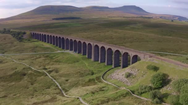 Aeriel Bilder Den Ikoniska Ribblehead Viaduct Sensommarkväll Yorkshire Dales National — Stockvideo