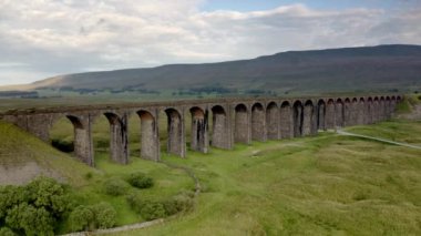 Ribblehead Viaduct 'un İngiltere' deki Yorkshire Dales Ulusal Parkı 'ndaki ikonik görüntüleri.