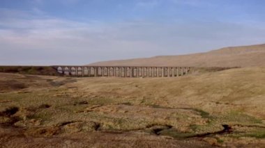 Ribblehead Viaduct 'un İngiltere' deki Yorkshire Dales Ulusal Parkı 'ndaki ikonik görüntüleri.