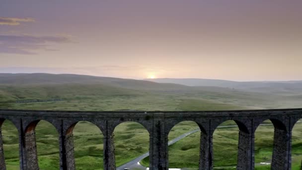 Аэросъемка Виадука Iconic Ribblehead Расположенного Недалеко Стейла Национальном Парке Йоркшир — стоковое видео