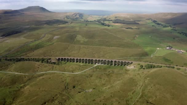 Аэросъемка Виадука Ribblehead Национальном Парке Йоркшир Дейлз Великобритании Время Восхода — стоковое видео