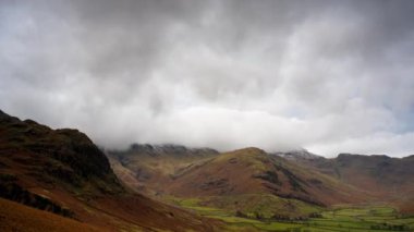 Büyük Langdale Vadisi 'nden Timelapse, İngiliz Gölü' ndeki Pike of Stickle ve Loft Crag 'ın düşüşlerini gösteriyor.