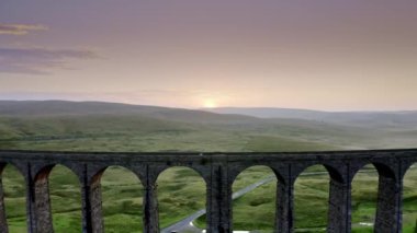 Ribblehead Viaduct 'un Aeriel görüntüleri, Yorkshire Dales Ulusal Parkı.