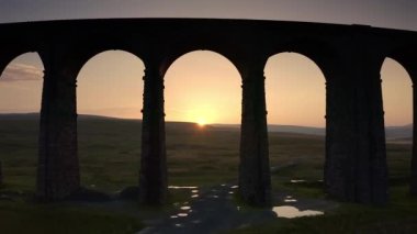 Ribblehead Viaduct 'un Aeriel görüntüleri, Yorkshire Dales Ulusal Parkı, Birleşik Krallık.