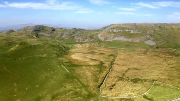 Rekaman Drone Lebih Dari Bukit Limestone Atas Settle North Yorkshire — Stok Video