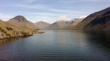 İngiliz Göl Bölgesi 'nde Issız Su' nun üzerinde gün doğumu