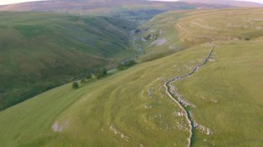 Kuzey Yorkshire İngiltere 'de Arncliffe, Parsons Kürsüsü yakınlarındaki küçük bir suyun Yorkshire Dales' deki insansız hava aracı görüntüleri.