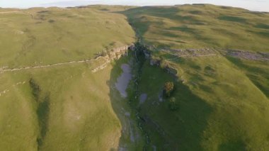 Kuzey Yorkshire İngiltere 'de Arncliffe, Parsons Kürsüsü yakınlarındaki küçük bir suyun Yorkshire Dales' deki insansız hava aracı görüntüleri.