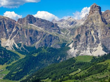 Corvara 'dan Val Badia' daki Massiccio Sassongher manzarası. İtalyan Dolomitler, Avrupa