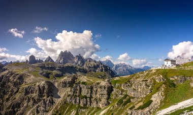 Doğal park Tre CimDu (Drei Zinnen), İtalya. Rifugio Auronzo resmin sağ tarafında..