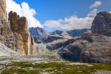 İtalyan Dolomitleri 'ndeki Tre Cime di Lavaredo' nun Unesco bölgesini çevreleyen dağların manzarası.