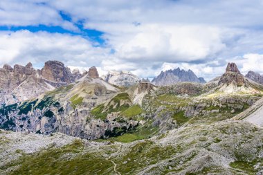 İtalyan Dolomitleri 'ndeki Tre Cime di Lavaredo' nun Unesco bölgesini çevreleyen dağların manzarası.