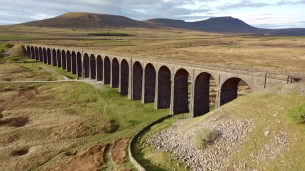 Aéreo Del Viaducto Ribblehead Una Estructura Catalogada Grado Viaducto Corre — Vídeos de Stock