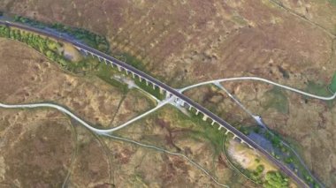 Ribblehead Viaduct Havalimanı listelenmiş bir yapı, Viyadük Kuzey Yorkshire, İngiltere 'deki Carlisle Demiryolu Yerleşkesi' ni işletiyor..