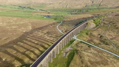 Ribblehead Viaduct Havalimanı listelenmiş bir yapı, Viyadük Kuzey Yorkshire, İngiltere 'deki Carlisle Demiryolu Yerleşkesi' ni işletiyor..