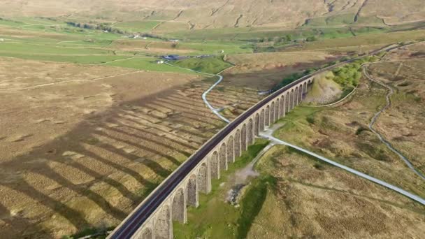 Aéreo Del Viaducto Ribblehead Una Estructura Catalogada Grado Viaducto Corre — Vídeo de stock