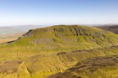 Penyghent 'in hava manzarası, Yorkshire 3 tepesinden biri, Yorkshire Dales, Kuzey Yorkshire, İngiltere
