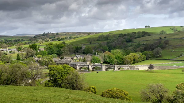 Vue Aérienne Burnsall Son Pont Bien Connu Sur Rivière Wharfe — Photo