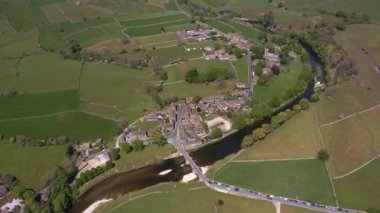 Burnsall Havacılık Manzarası ve Wharfe Yorkshire Nehri üzerindeki meşhur köprüsü Kuzey Yorkshire Dales Ulusal Parkı, İngiltere.