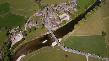 Burnsall Havacılık Manzarası ve Wharfe Yorkshire Nehri üzerindeki meşhur köprüsü Kuzey Yorkshire Dales Ulusal Parkı, İngiltere.