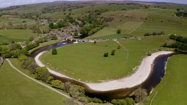 Vista Aérea Burnsall Conocido Puente Sobre Río Wharfe Yorkshire Dales — Vídeos de Stock