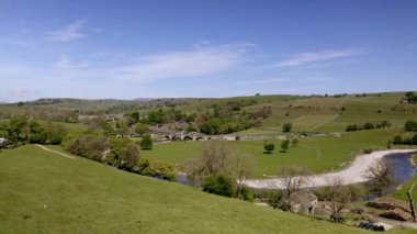 Burnsall Havacılık Manzarası ve Wharfe Yorkshire Nehri üzerindeki meşhur köprüsü Kuzey Yorkshire Dales Ulusal Parkı, İngiltere.