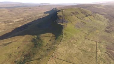 Penyghent 'in hava manzarası, Yorkshire 3 tepesinden biri, Yorkshire Dales, Kuzey Yorkshire, İngiltere