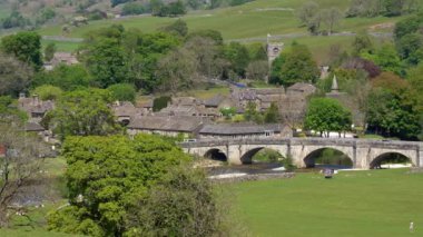 Burnsall Havacılık Manzarası ve Wharfe Yorkshire Nehri üzerindeki meşhur köprüsü Kuzey Yorkshire Dales Ulusal Parkı, İngiltere.