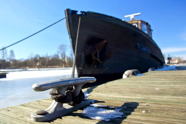 Bir demirleme buz gemiye.